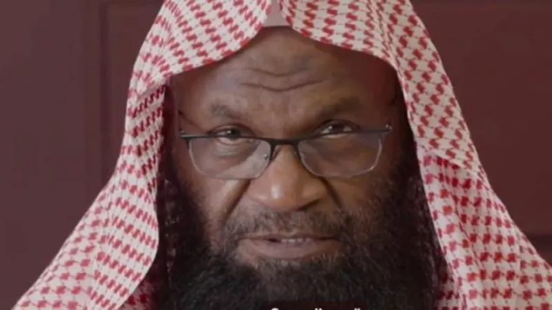 السعودية .. إمام الحرم المكي يصدم الجميع ويشعل مواقع التواصل بظهور غير لائق