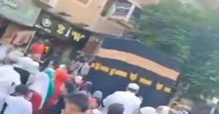 شاهد.. مصريون يطوفون حول مجسم للكعبة في الشارع مرددين لبيك اللهم لبيك.. والأزهر يعلق!