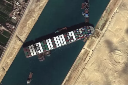 قبطان السفينة التي اغلقت قناة السويس يصدم الجميع بما كشفه من تفاصيل