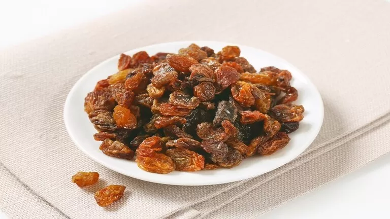 هذه هي حقيقة ما يحدث في جسمك في كل مرة تتناول فيها حفنة من الزبيب