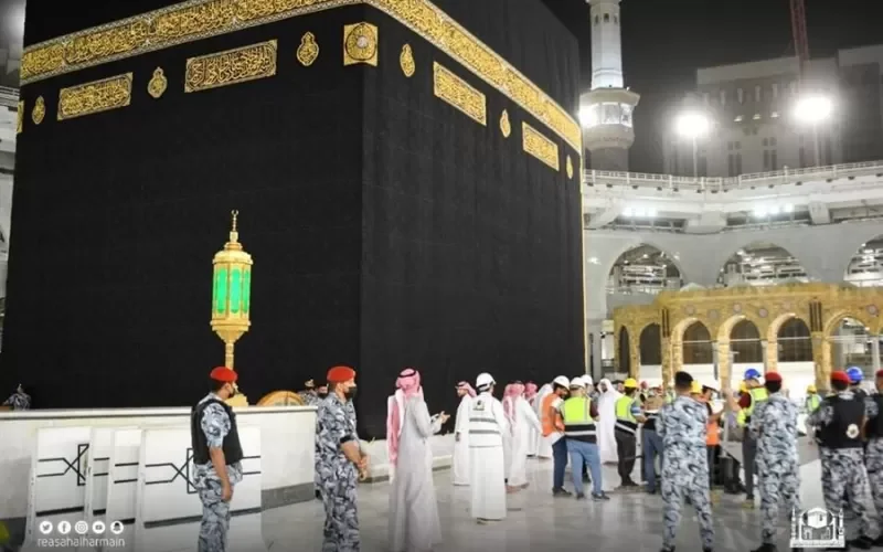 السعودية: معلّم قرآن يلفظ أنفاسه الأخيرة داخل صحن الطواف وسط تكبير وتهليل