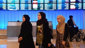 إلى اليمنيين الراغبين بالسفر إلى امريكا هذه قائمة تفصيلية بالتأشيرات التي أوقفها ترامب