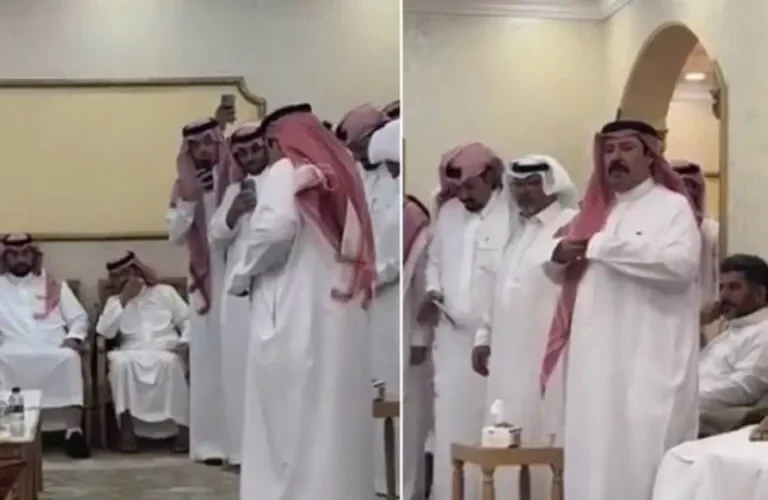 شاهد الشاعر علي بن حمري يجهش بالبكاء ويطلب السماح من والده ويهديه سيارة لكزس