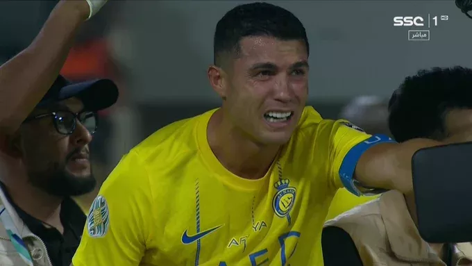 فيديو جديد لحظة خروج رونالدو من مباراة النصر والهلال مصاباً وباكيا