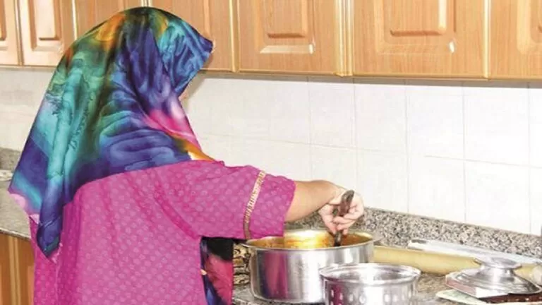 القصة الكاملة لخادمة في السعودية تضع اشياء مقززة في طعام العائلة التي تعمل لديها ..