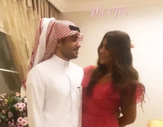 مذيعة MBC السعودية  تستضيف شاب وسيم على الهواء وبعد أيام اعلنت ارتباطها به لكن ما فعله بها بعد ذلك جعلها تعض أصابع الندم
