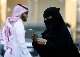 بعد يوم من وفاة زوجها .. سعودية تصاب بصدمة نفسية مما وجدته في جواله ..تفاصيل مثيرة