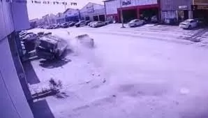 بالفيديو : حادث مروع في الرياض لكن ما حصل بعده كان صادماً للجميع