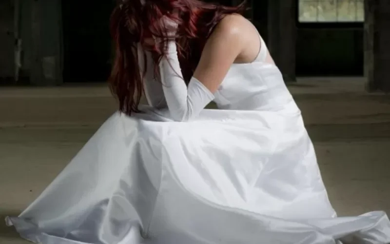 في ليلة الدخلة وبعد أن اغلق باب شقته مع عروسته حصلت الفاجعة .. القصة الكاملة لعريس كان يصرخ من على سرير دخلته بسبب ما شاهده بين قدمي عروسته