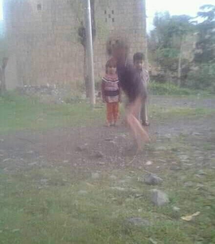 مواطن يمني يلتقط صورة لابناء اخيه .. ليظهر معهم كائن مخيف في الصورة