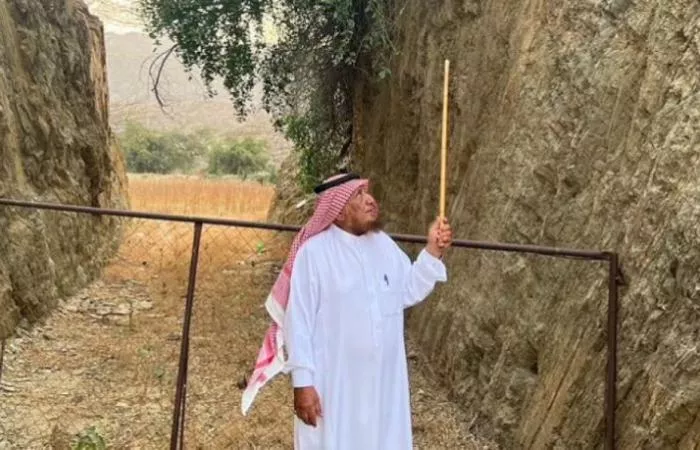 فتاة سعودية تطلب من شخص تقدم لها نحت هذه الصورة على جبل وبعد أن نفذ المهمة بنجاح كانت صدمة عمره