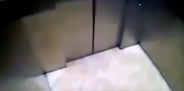 كاميرا سرية تفضح رجل قام بعمل فاضح وقبيح بحق امرأة فائقة الجمال داخل مصعد كان يعتقد ان لا احد يراه لكن الحظ خانه وكشف المستور