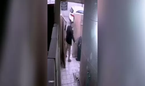 فيديو مروع لعراقي يطلق النار على زوجته من المسافة صفر امام طفلتهم