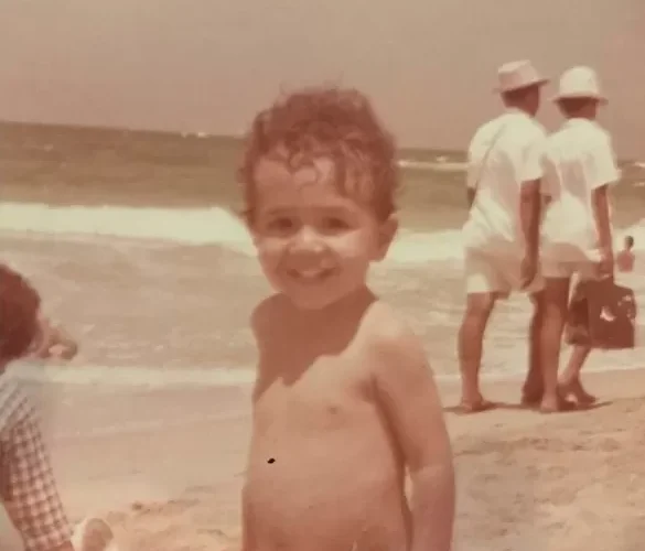 هذا الطفل اصبح اليوم ممثل مصري شهير كانت بدايته مع الزعيم عادل إمام.. هل عرفتوه؟