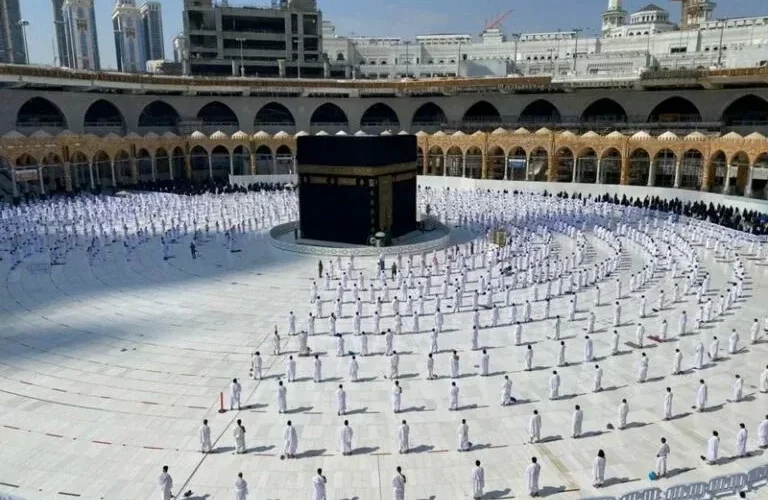 شاهد كيف كانت صلاة الجمعة في المسجد الحرام بعد اعادة فرض اجراءات التباعد