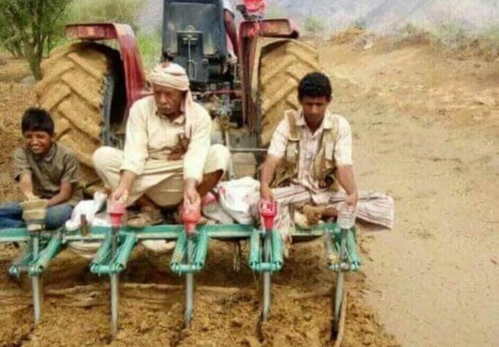 صورة نادرة لقائد عسكري كبير وهو يحرث الأرض في مسقط رأسه