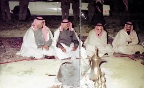 تسريب صورة للملك سلمان والملك عبدالله والأمير سلطان والشخص الذي كان معهم لن تصدقو من يكون