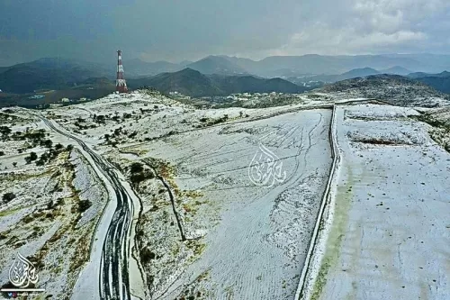 صور جوية مذهلة للثلوج وهي تغطي جبال عسير