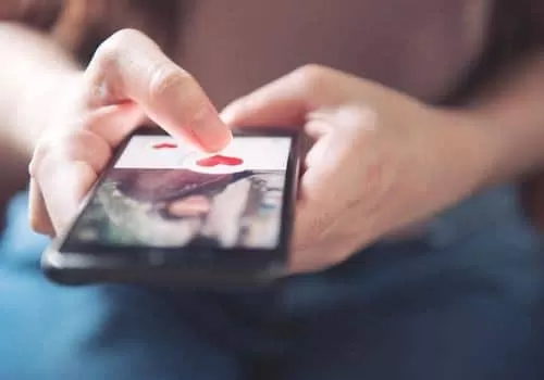 علامات تظهر عليك دون ان تقصد تؤكد لزوجتك انك تخونها