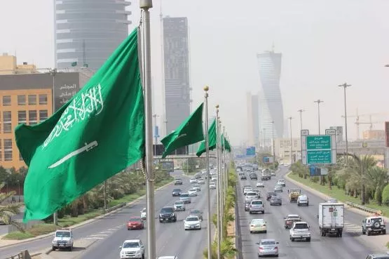 قرارات عاجلة من الجوازات السعودية حول زوجة المقيم بعقد عمل في المملكة وأطفاله