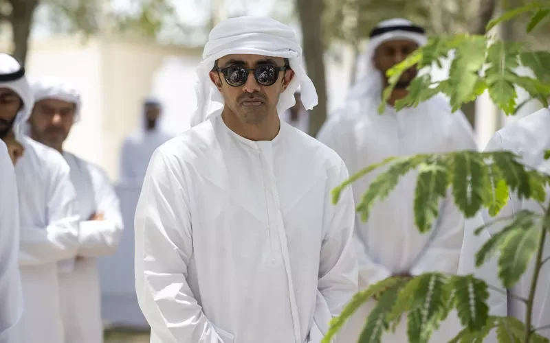 شاهد: صور الشيخ محمد بن زايد اثناء مراسم دفن شقيقه الشيخ سعيد بن زايد تشعل الخليج