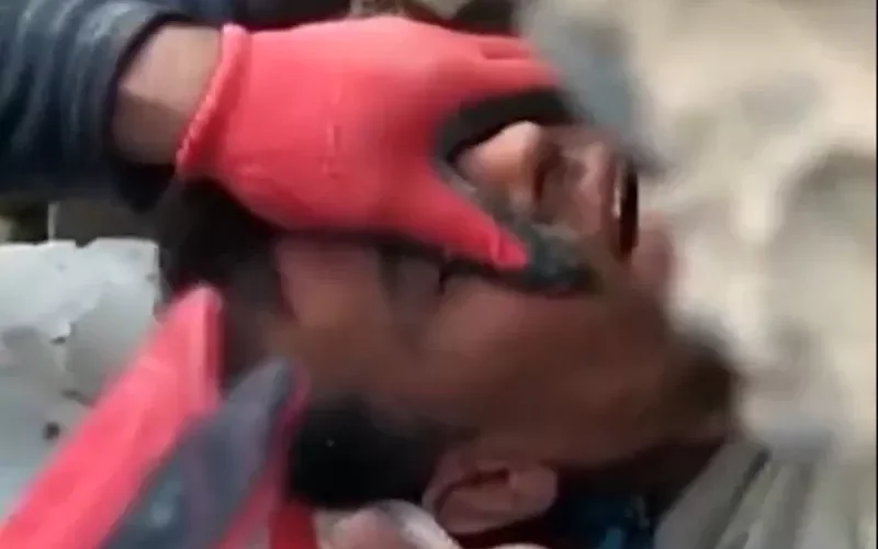 شاهد .. شاب تركي يخرج بعد 100 ساعة من تحت الأنقاض وهو يتلو القرآن