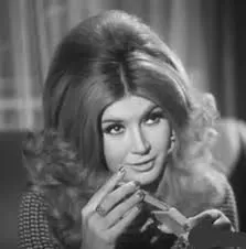 شاهد: كيف خلعت ميرفت امين كل ملابسها في هذا المشهد الساخن بعد ان خدعها ها النجم الكبير بكلمات معسولة قبل ان تكتشف انها وقعت في الفخ