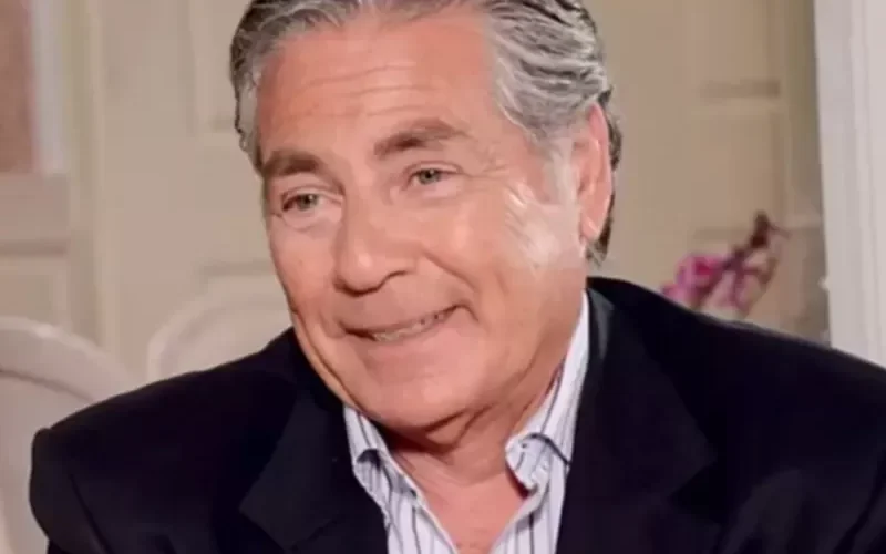 شاهد: صور الفنان مصطفى فهمي مع اكبر ابنائه من زوجته الإيطالية الأولى تشعل الوطن العربي بسبب وسامته التي فاقت ابوه وعمه