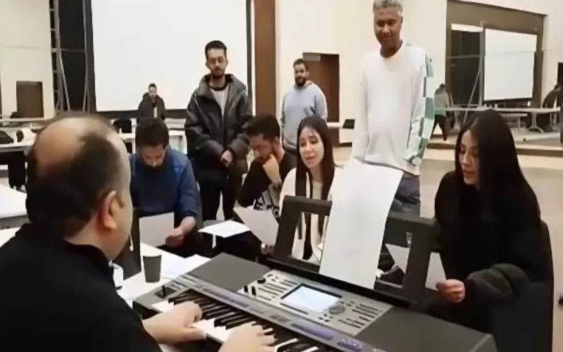 أمير سعودي يعزف البيانو مع الفنانة أسيل عمران  – فيديو