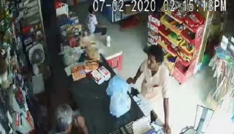 السعودية: سيارة تقتحم متجر وهذه تفاصيل الحادثة المروعة
