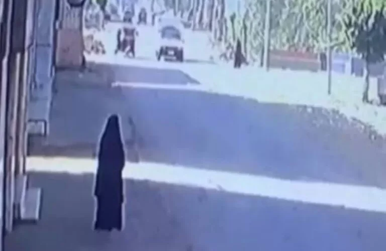 شاهد فيديو يوثق لحظة انتحار سيدة الدقهلية أمام جرار زراعي بعد ذبحها لأطفالها الثلاثة