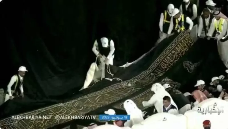 بالفيديو: استبدال ثوب الكعبة القديم بالجديد واستخدام الية جديدة لأول مرة