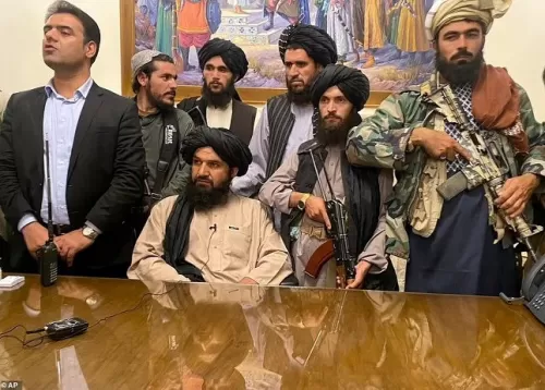 لقطات جديدة من داخل القصر الرئاسي الأفغاني.. شاهد: مقاتلو “طالبان” بالرشاشات وزعيم الحركة على مكتب الرئيس