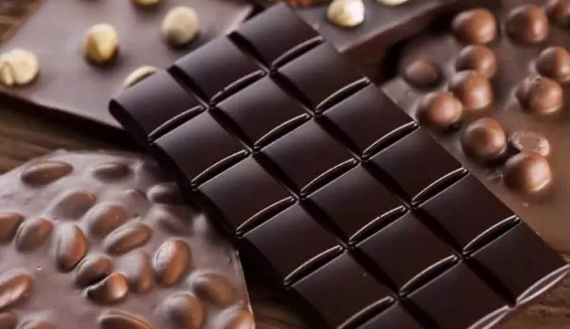 نوع شوكولاتة يخفض نسبة الكوليسترول, ويحميك من مرض خطير,!