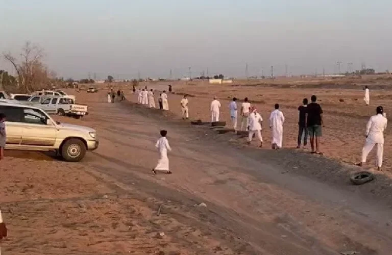 بالفيديو: حصان في حلبة سباق في السعودية يخرج عن مضمار السباق ويهاجم الجمهور بعنف وهكذا كانت نهايته