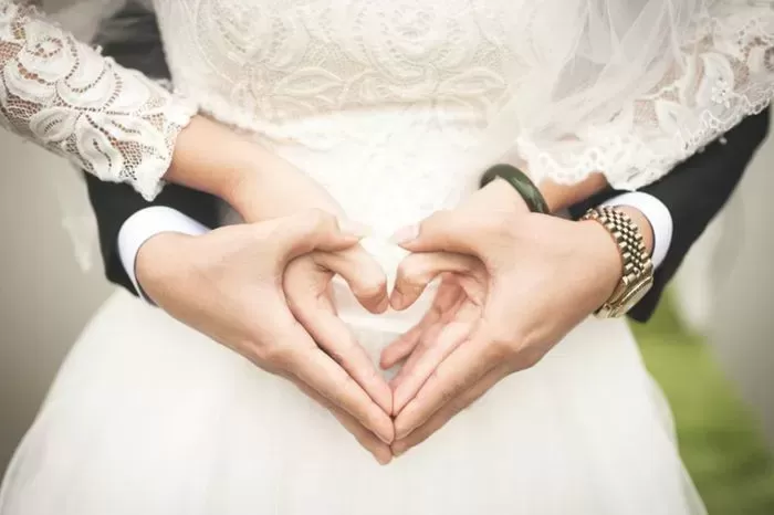 كشفت  سر والد عريسها على السرير في ليلة دخلتها فحولته لعبد تحت قدميها ينفذ لها رغباتها الشيطانية في قصة صدمت الجميع بعد نشر تفاصيلها