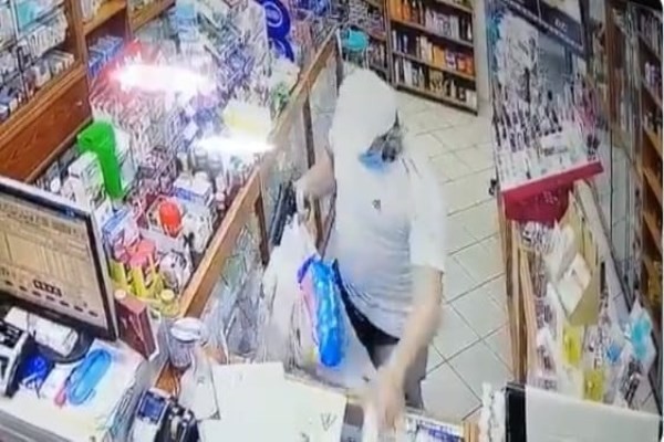 شاهد: فيديو صادم من لبنان.. مسلح يقتحم صيدلية في بيروت
