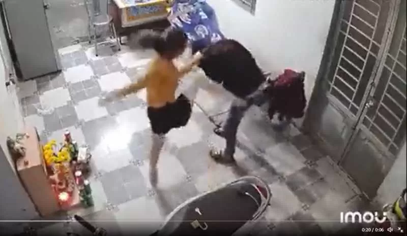 امرأة تضرب زوجها بالركل واللكمات العنيفة بسبب نسيانه إلقاء القمامة.. شاهد ردة فعل الزوج!