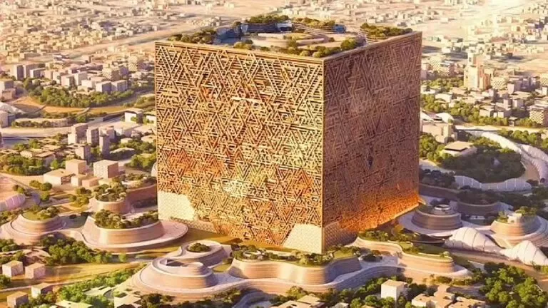 بالفيديو: السعودية توجه الضربة القاضية لبرج إيفل