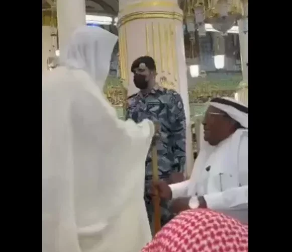 بالفيديو: ما يقوم به كبير آغاوات المسجد النبوي يشعل السعودية