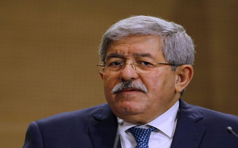 مكبلا بالأغلال.. أحمد أويحيى يخرج من السجن لحضور جنازة شقيقه ( فيديو وصور)