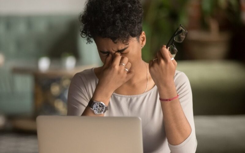 7 عادات يومية تسبب ضررا لعينيك