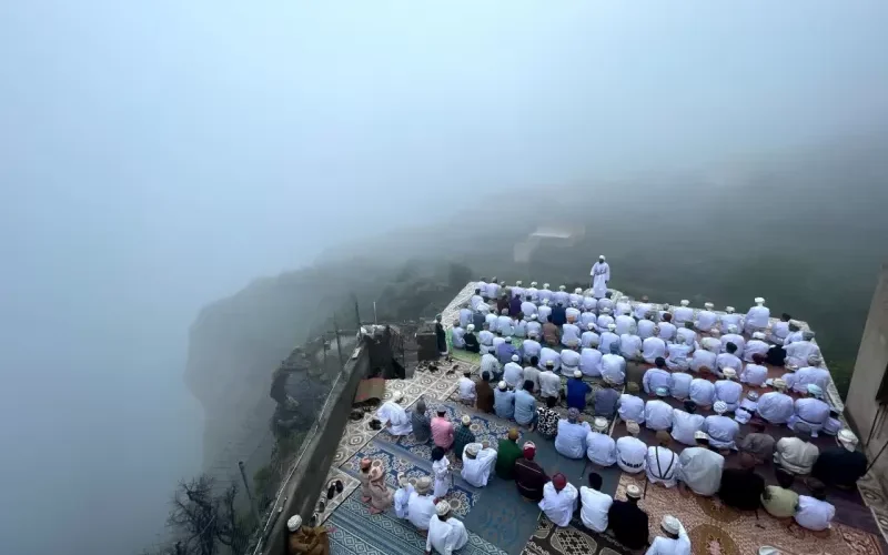 شاهد صورة حالمة لصلاة عيد الأضحى على علو 3 آلاف متر تُذهل مستخدمي الإنترنت