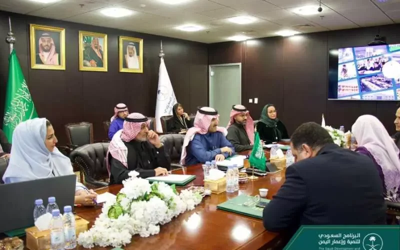 على هامش منتدى الرياض الدولي الإنساني.. لقاءات للسفير السعودي آل جابر بشأن اليمن