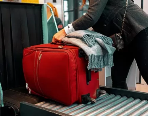 بالفيديو: هذه هي المقتنيات التي يجب على المسافر من وإلى السعودية الكشف عنها في المطار والعقوبة قاسية للمخالفين