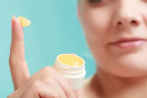 شاهد بالفيديو السحر الذي سيحدث لهذه المناطق الحساسة في جسم المرأة عند وضع خلطة الفازلين والكركم عليها