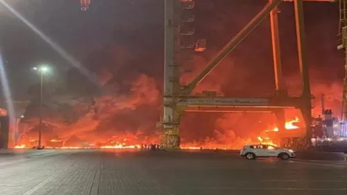 انفجار في سفينة تجارية راسية قبالة ميناء جبل علي بدبي “فيديو وصور”