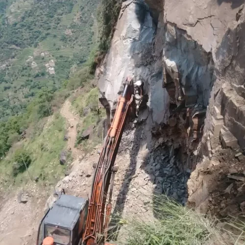 الإنسان اليمني يقهر المستحيل.. شاهد الطريق المعجزة في أعالي جبال اليمن كيف أصبح (صور وفيديو)