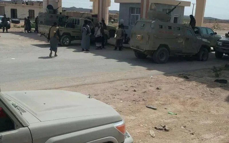 هكذا علق اللواء جحدل حنش بعد اقتحام العمالقة مكتبه ومقر اللواء الذي كان يقوده في عتق