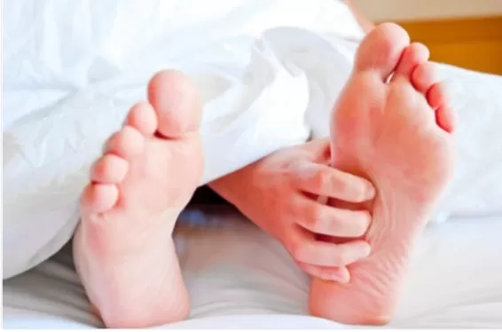 الشعور بحرارة القدمين خاصة قبل النوم تحذرك من هذا المرض الخطير